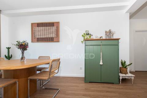 Excelente apartamento remodelado em almada com vista rio