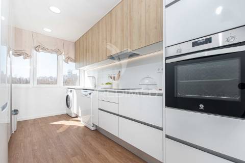 Excelente apartamento remodelado em almada com vista rio