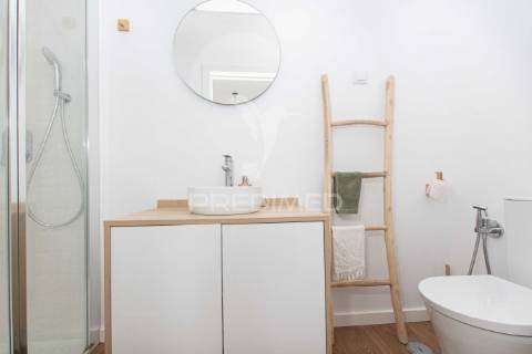 Excelente apartamento remodelado em almada com vista rio