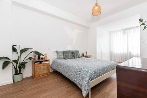 Excelente apartamento remodelado em almada com vista rio