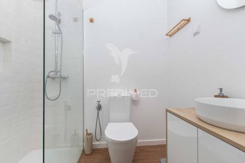 Excelente apartamento remodelado em almada com vista rio