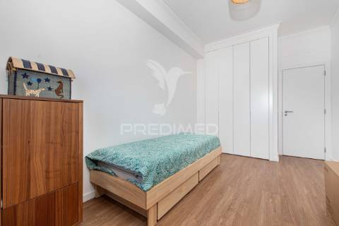 Excelente apartamento remodelado em almada com vista rio