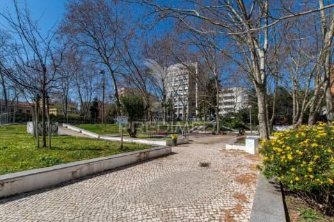 Excelente apartamento remodelado em almada com vista rio