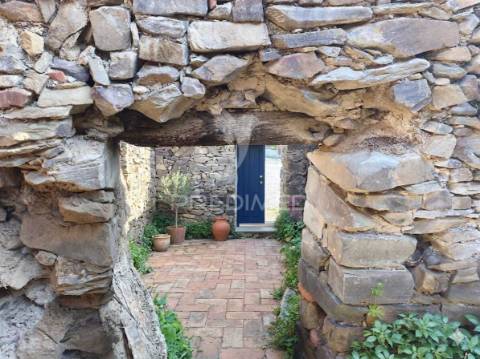 Oportunidade de investimento em mértola, aldeia mesquita – casa em pedra