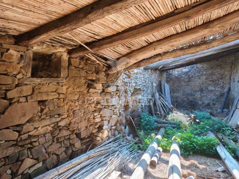 Oportunidade de investimento em mértola, aldeia mesquita – casa em pedra