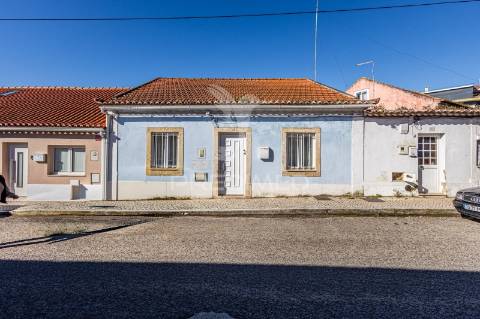 Excelente moradia térrea com quintal e anexos no centro da cidade