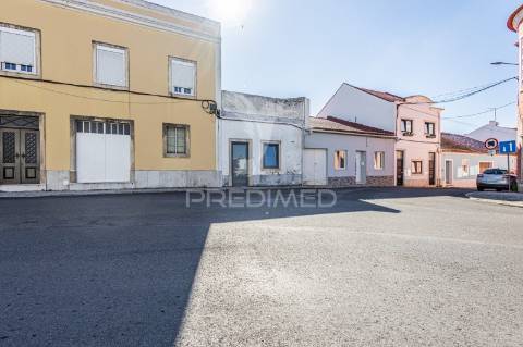 Excelente moradia térrea com quintal e anexos no centro da cidade