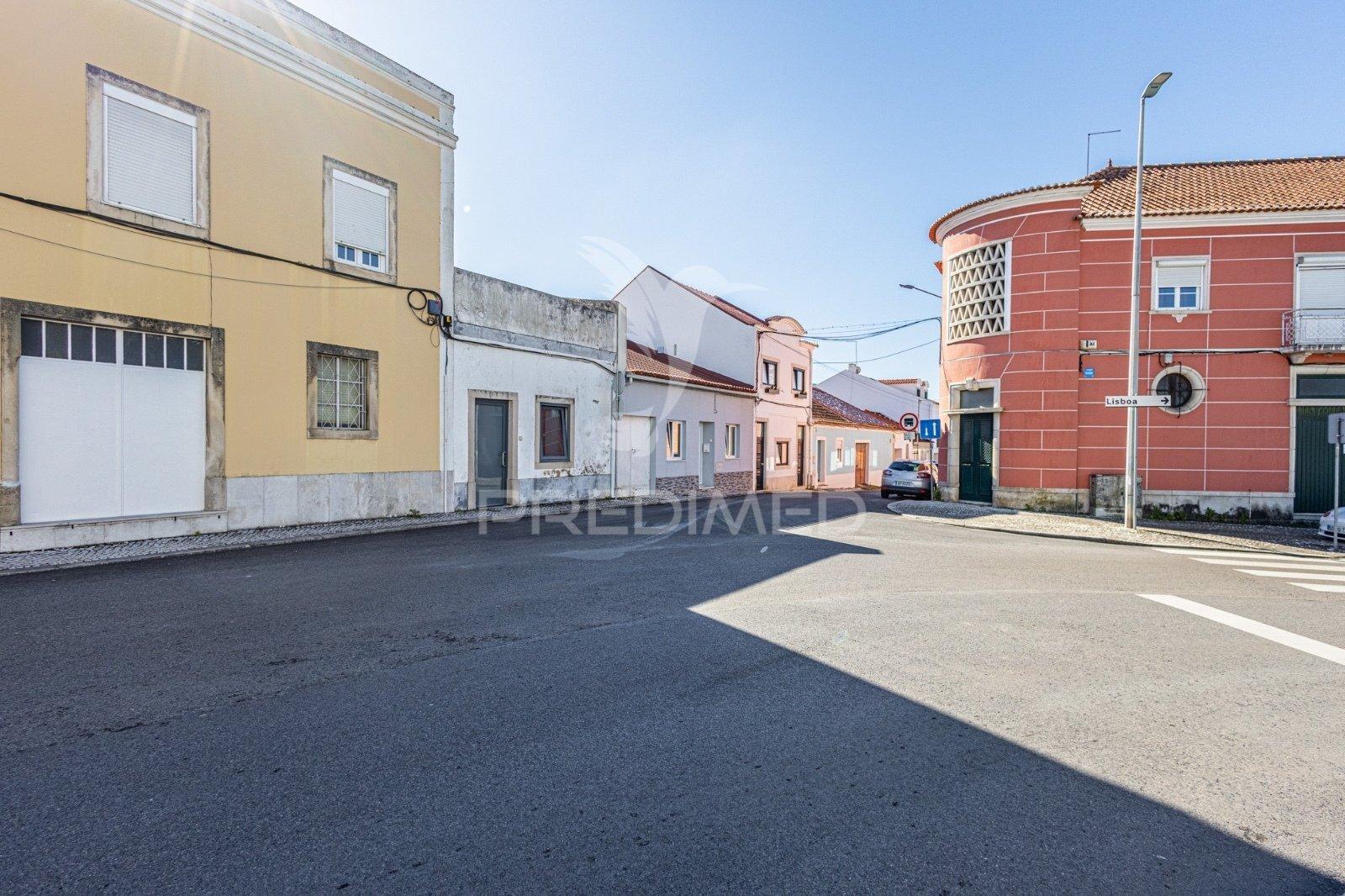 Excelente moradia térrea com quintal e anexos no centro da cidade