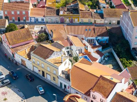 Excelente moradia térrea com quintal e anexos no centro da cidade