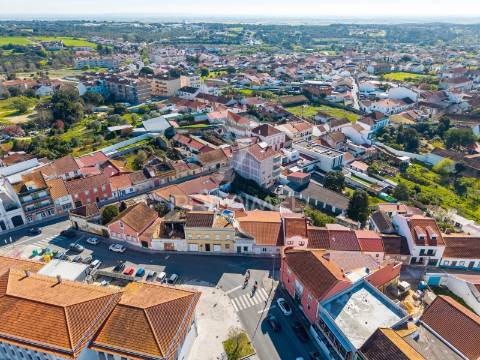Excelente moradia térrea com quintal e anexos no centro da cidade