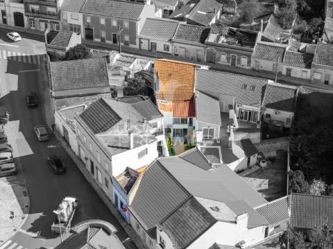 Excelente moradia térrea com quintal e anexos no centro da cidade