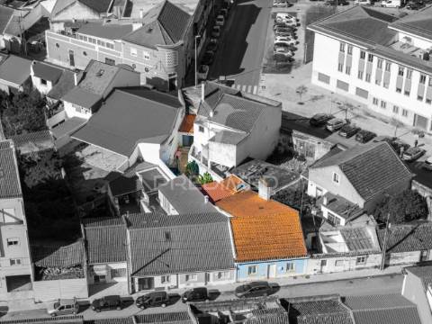 Excelente moradia térrea com quintal e anexos no centro da cidade