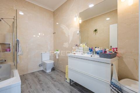 Excelente moradia térrea com quintal e anexos no centro da cidade