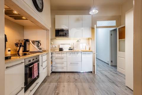 Excelente moradia térrea com quintal e anexos no centro da cidade