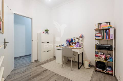 Excelente moradia térrea com quintal e anexos no centro da cidade