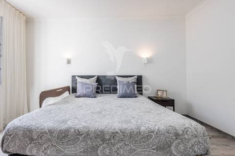 Excelente moradia térrea com quintal e anexos no centro da cidade