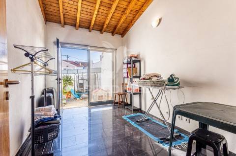 Excelente moradia térrea com quintal e anexos no centro da cidade