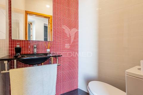 Excelente moradia térrea com quintal e anexos no centro da cidade