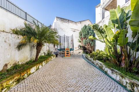 Excelente moradia térrea com quintal e anexos no centro da cidade