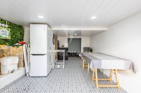 Excelente moradia térrea com quintal e anexos no centro da cidade