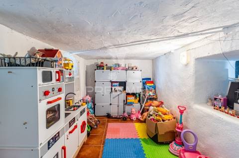 Excelente moradia térrea com quintal e anexos no centro da cidade