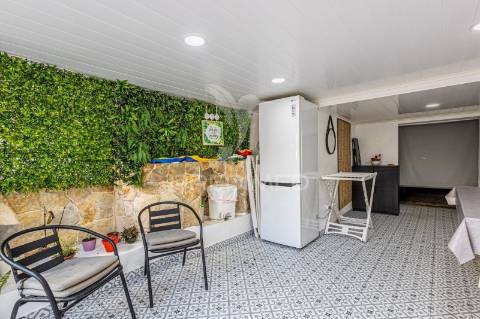 Excelente moradia térrea com quintal e anexos no centro da cidade