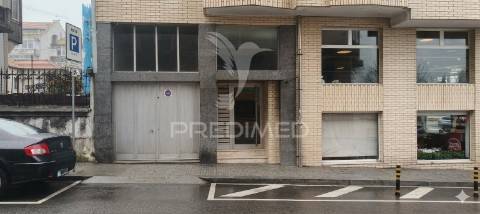 Garagem com 256m² no centro de vila nova de gaia