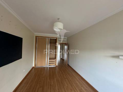 Apartamento t3/com garagem -para arrendamento em santarém