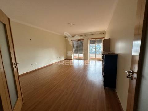 Apartamento t3/com garagem -para arrendamento em santarém