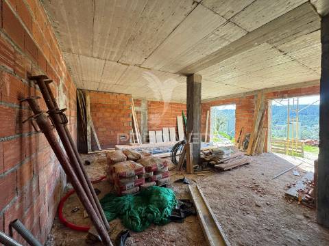 Moradia nova t3 (3 suítes) com charme tradicional a 10 min de tomar!