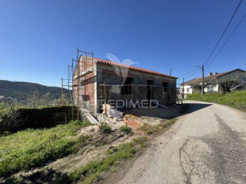 Moradia nova t3 (3 suítes) com charme tradicional a 10 min de tomar!