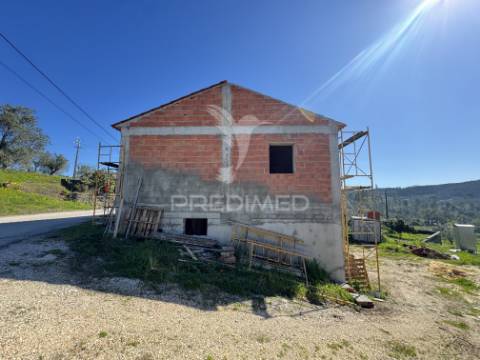 Moradia nova t3 (3 suítes) com charme tradicional a 10 min de tomar!