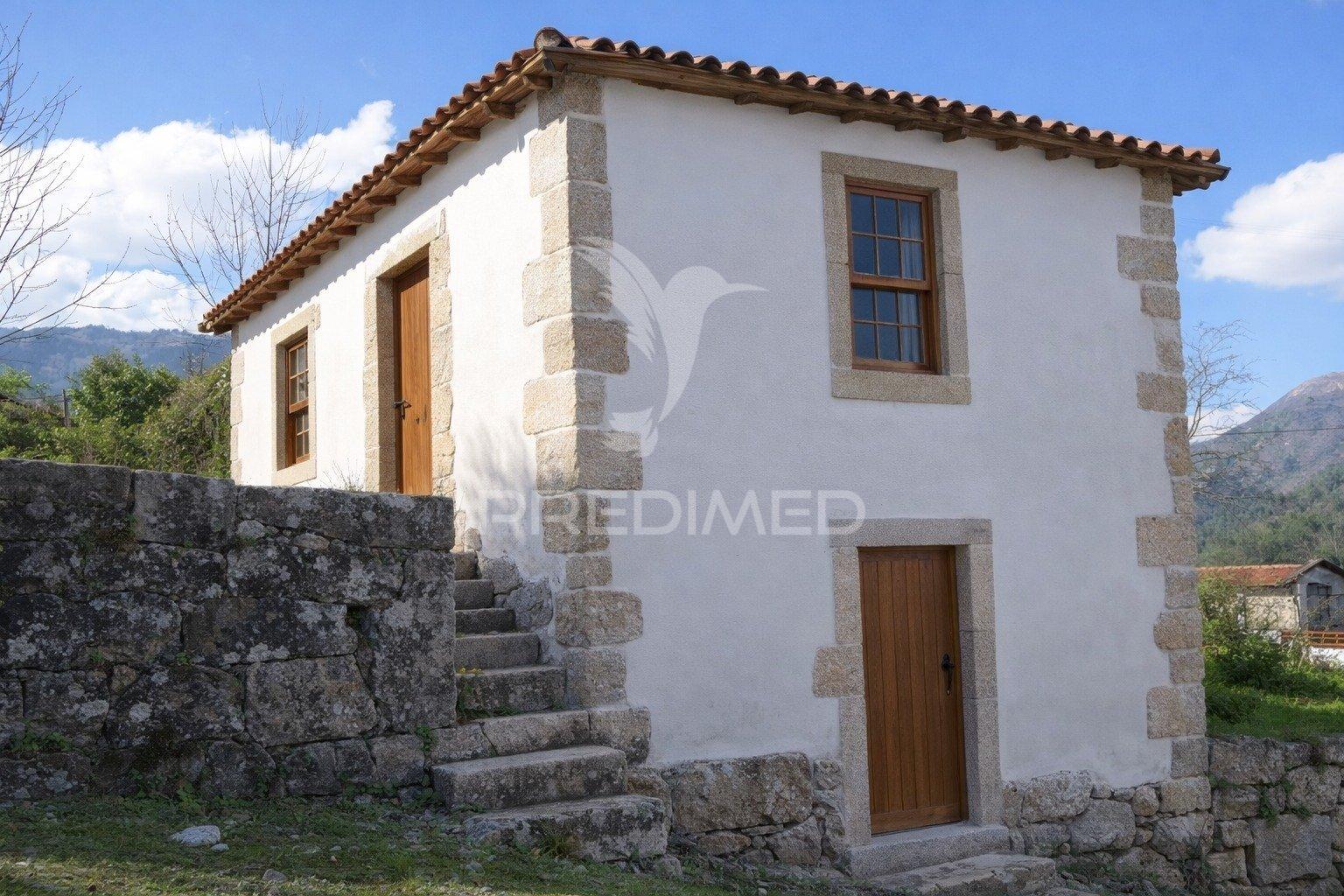 Moradia t4 para restauro, rio caldo gerês