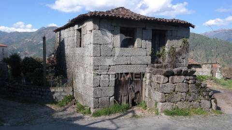 Moradia t4 para restauro, rio caldo gerês