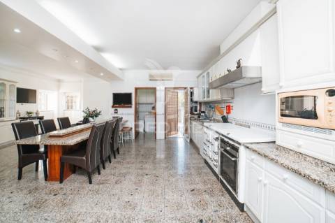 Moradia senhorial t5 com piscina e excelentes áreas – propriedade de prestígio, barcelos