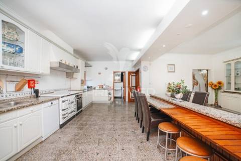 Moradia senhorial t5 com piscina e excelentes áreas – propriedade de prestígio, barcelos