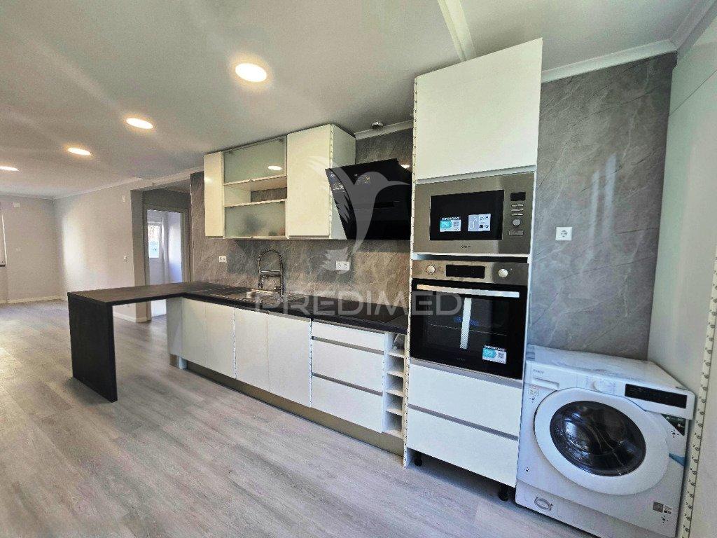 Apartamento t2, totalmente remodelado, em benfica - lisboa