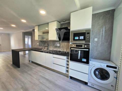 Apartamento t2, totalmente remodelado, em benfica - lisboa