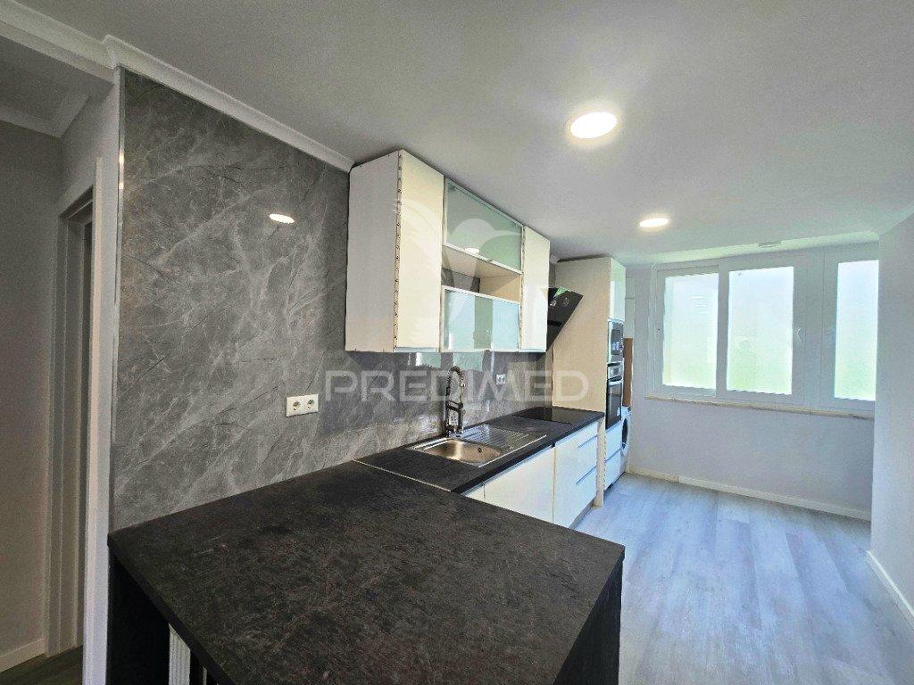 Apartamento t2, totalmente remodelado, em benfica - lisboa