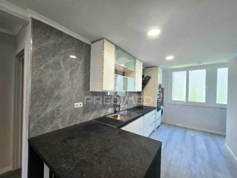 Apartamento t2, totalmente remodelado, em benfica - lisboa