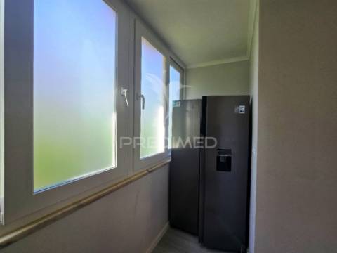 Apartamento t2, totalmente remodelado, em benfica - lisboa