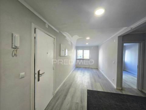 Apartamento t2, totalmente remodelado, em benfica - lisboa