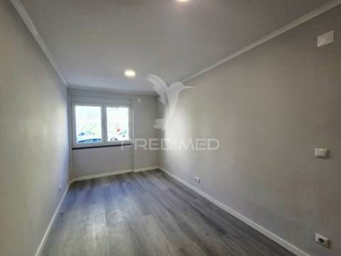 Apartamento t2, totalmente remodelado, em benfica - lisboa