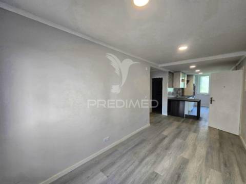 Apartamento t2, totalmente remodelado, em benfica - lisboa