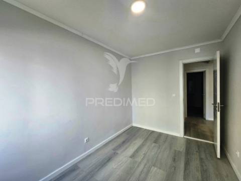 Apartamento t2, totalmente remodelado, em benfica - lisboa