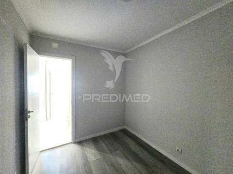 Apartamento t2, totalmente remodelado, em benfica - lisboa