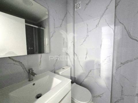 Apartamento t2, totalmente remodelado, em benfica - lisboa