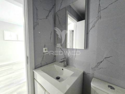 Apartamento t2, totalmente remodelado, em benfica - lisboa