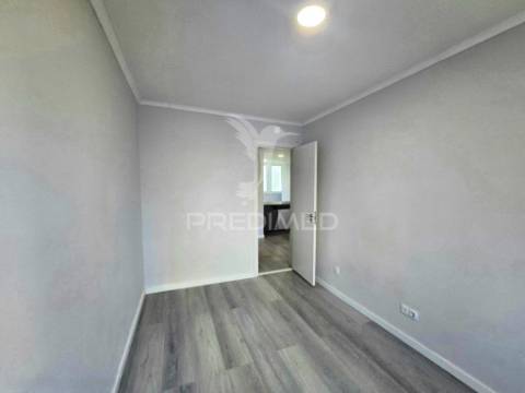Apartamento t2, totalmente remodelado, em benfica - lisboa