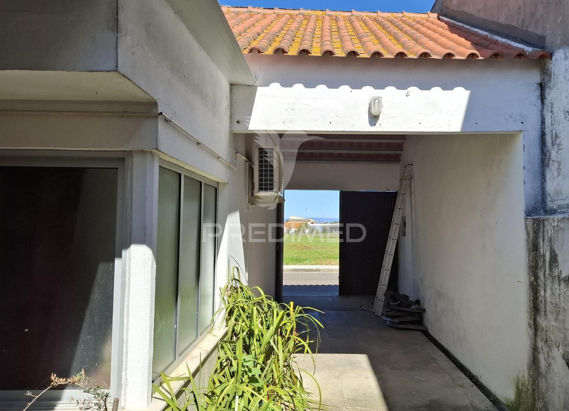 Moradia t2 com anexos e terreno na vila de alpiarça.